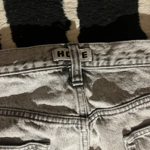 Grå jeansbyxor från Hope - Hope rush jeans. Storlek 36.