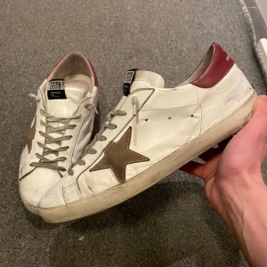 Snygga golden goose - Snygga golden goose, dom är ganska så utslitna vid hälen men inget som jag tycker stör mig, annars är dom skit feta, hör av er om ni undrar efter något, pris går att diskutera 