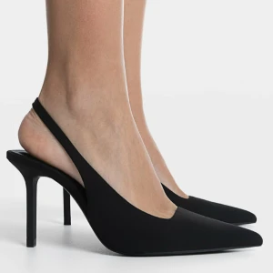 Svarta spetsiga klackar  -  svarta klackar  med spetsig tå och hög klack. Aldrig använda!