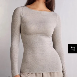 Beige intimissimi top - Säljer denna tröjan från intimissimi eftersom att den knappt är använd och mest bara ligger i min garderob. I helt nytt skick, storlek S