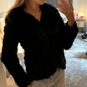 Svart pälsjacka - Jätte fin pälsjacka