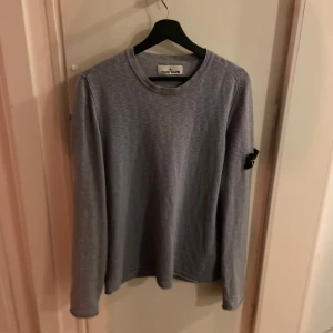 Grå sweatshirt från Stone Island - Hej, jag säljer en stilren grå sweatshirt från Stone Island i storlek S. Sweatshirten är väldigt bekväm och är i väldigt gott skick då den inte har nå defekter eller fläckar. Pris kan diskuteras vid en snabb affär, buda gärna. Mvh Emil. 