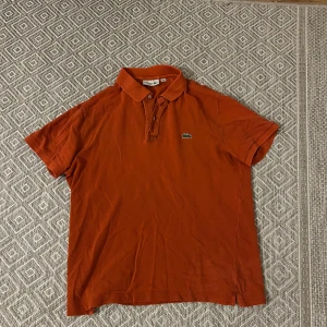Orange pikétröja från Lacoste - Orange pikétröja från Lacoste i storlek L. Skriv om du undrar något. Mvh Simon