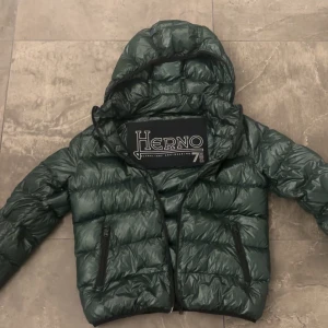 Grön Herno jacka - Säljer denna feta Jacka från Herno då den är för liten. Använd runt 2-3 gånger|storlek XS|färg grön|skick 9,5/10|Självklart äkta|priset|vid enda fundering hojta bara till!!