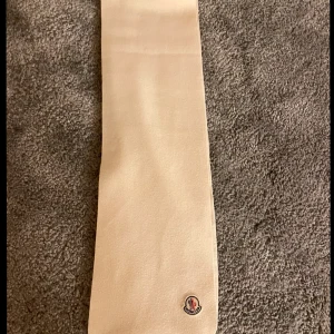 Halsduk Moncler  - Jätte fin halsduk från Moncler, nyskick💕