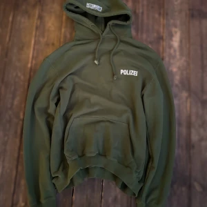 Vetements POLIZEI hoodie  - Vetements 'POLIZEI' hoodie. Väldigt oversized, stolek XS sitter som M-L ungefär. Aldrig använd, Rερ 