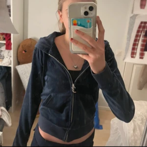 Tröja Juicy Couture - Säljer en snygg mörkblå tröja från Juicy Couture i storlek XS. Den har en dragkedja framtill och är tillverkad i mjukt material med en skön passform. Den är väldigt bra skick❤️❤️