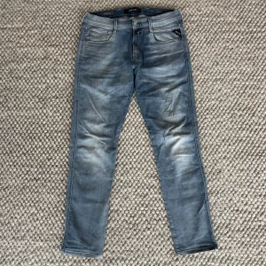 REPLAY ANBASS HYPERFLEX JEANS  - Replay anbass hyperflex jeans - Slim fit passform - Storlek W32/L30 - Nypris runt 1800kr -  Deluxecloset