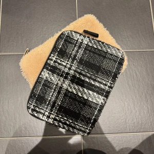 Rutig datorväska från H&M - Säljer dessa stilrena datorfodral från H&M med ett svartvitt rutigt mönster. Och den andra har en fluffigt Teddy material. Säljer båda för 120 men går super bra att bara köpa ett med! 
