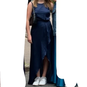 Mörkblå balklänning - Snygg mörkblå balklänning! Endast använd en gång så är i otroligt bra skick! 