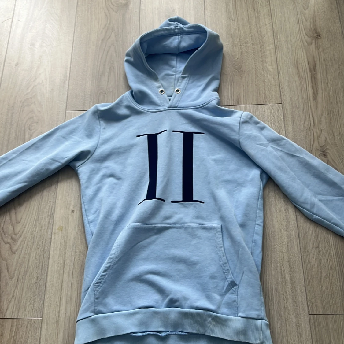 Ljusblå hoodie från Les Deux