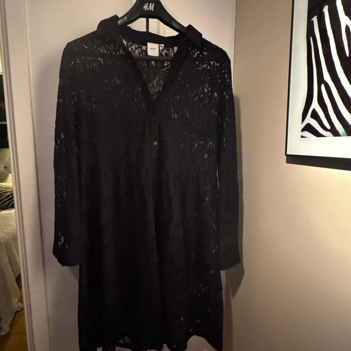 Svart spetsklänning från ICHI
