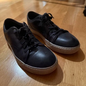Lanvin mörkblå - Snygga mörkblå lanvin i storlek UK 8 / 42. Passar även storlek 43. Perfekt till vardags men även till uppklädda outfits. De är i användt skick men har inga skador i materialet. Nyligen tvättade och polerade. Skickar även med nya fräscha snören om så önskas. Finns i Nacka, kan posta, eller mötas upp. 