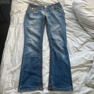 True religion jeans - True religion jeans i storlek 29. Innerbensländen är 80cm och midjemåttet 40cm