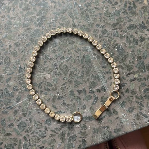 Guldarmband med glittriga stenar - Elegant guldarmband med glittriga stenar som ger en lyxig känsla. Armbandet har en säker låsmekanism och är perfekt för att ge en extra touch till din outfit.