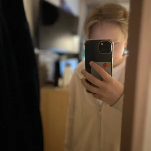 Beige hoodie cashmere  - Säljer en mysig beige hoodie Cashmere. Den har en dragkedja framtill och en praktisk huva med snören. Perfekt för en person som är grich