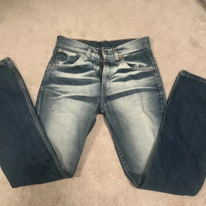 Levi's jeans med bootcut - Säljer dessa as coola bootcut jeansen från Levi Strauss & Co💘💘i jättefint skick