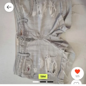 Grå jeansshorts från Hollister - Säljer ett par grå jeansshorts från Hollister med slitna detaljer och upprullade kanter. Shortsen har en låg midja. Jag köpte den här på Vinted men dem var för små. Midjemått är 37 cm rakt över ❤️ (lånade bilder)