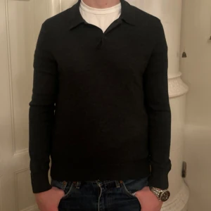 Mörkgrön Morris pikétröja - Säljer en stilren mörkgrön Morris pikétröja med långa ärmar. Perfekt för en avslappnad men ändå uppklädd look. Tröjan har en klassisk krage och är tillverkad i ett mjukt material.             100% Merino wool