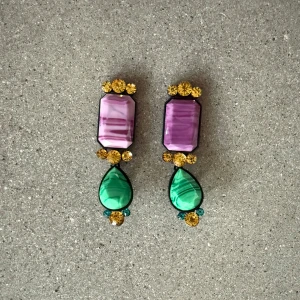 Färgglada örhängen med stenar - Snygga örhängen med rektangulära lila stenar och droppformade gröna stenar. Dekorerade med små gula och blå stenar Perfekta för att liva upp vilken outfit som helst!