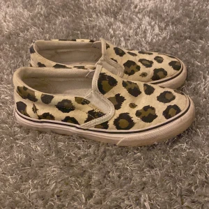 Leopardmönstrade sneakers - Slipons, pris kan diskuteras!