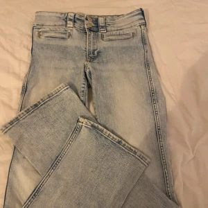 Ljusblå jeansbyxor - Snygga ljusblå jeansbyxor med en klassisk femficksdesign och knappgylf. Perfekta för en avslappnad stil. De har en rak passform och är tillverkade i ett bekvämt denimtyg.