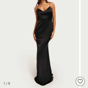 Satin balklänning  - Använd endast en gång och är inskydd , inget som påverkar storleken och syns ej. Köpt för 1099kr, priset kan diskuteras. 