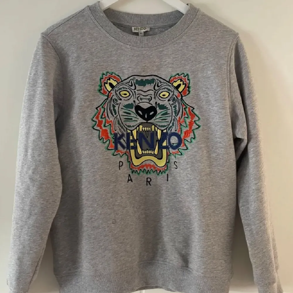 Kenzo sweatshirt i jätte bra skick! Köptes på NK för ett par år sedan. Är i storlek 14y men motsvarar en XS/S (för referens är jag 173 cm o den är varken för kort i ärmarna eller längden)🤩. Neuletakit & Villapaidat.
