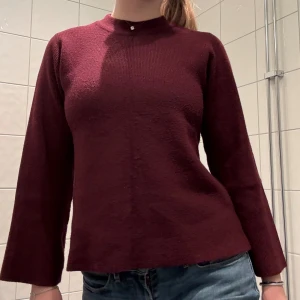 Vinröd tröja med långa ärmar - Säljer en stilren vinröd tröja med långa ärmar. Tröjan har en enkel design och är perfekt för kyligare dagar. Passar bra till jeans eller kjol för en avslappnad look.