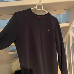 Mörkblå tröja från Gant - Säljer min gant sweetshirt då den har blivit för liten för mig. Storleken är 170.