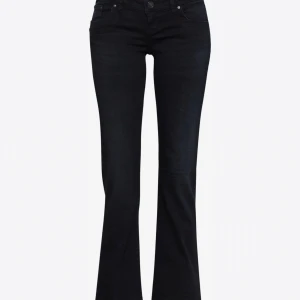 Svarta bootcut jeans - Svarta bootcut jeans med låg midja från ltb. Knappt använda, nypris 800. Storlek 28/34. 