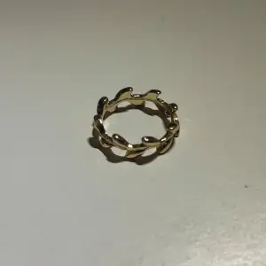 Elegant guldfärgad ring med ett unikt bladmotiv som ger en naturlig och stilren look.✨✨