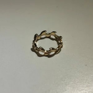 Guldfärgad ring - Elegant guldfärgad ring med ett unikt bladmotiv som ger en naturlig och stilren look.✨✨