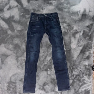 Replay Anbass - Snygga mörkblå Replay Anbass jeans med en slim passform. De har en klassisk femficksdesign och en knappgylf. Perfekta för en stilren look.