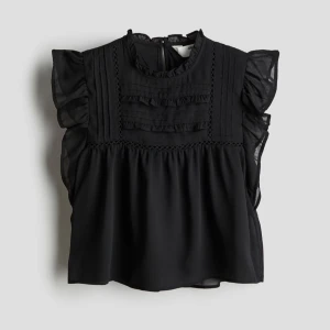 Svart blus med volangdetaljer - Superfin volangblus från H&M🥰 Helt ny med prislappen kvar, helt slutsåld! Storlek 164💕