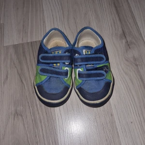 Blå och gröna barnskor med kardborreband - Säljer ett par färgglada barnskor i blått och grönt med praktiska kardborreband. 
