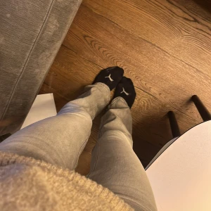 Grå bootcut jeans - Snygga grå bootcut jeans i lågmidjad stil. Storlek xxs jag har sytt ner den till low wasit jeans