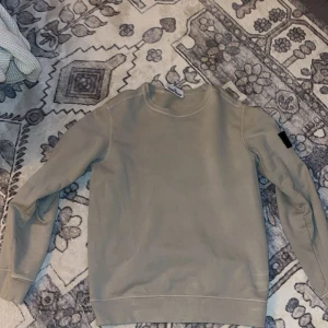 Beige tröja från Stone Island - Säljer en  beige tröja från Stone Island. Storlek S