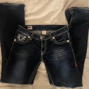 True religion jeans - Skitsnygga true religion jeans. Hade gärna bytt mot ett par andra trueys (kolla min andra annons om ni har nåt liknande) Har själv sytt de lågmidjade och bootcut men det är ganska bra gjort och har hållit länge. Skriv för mått och frågor. 🩷🩷