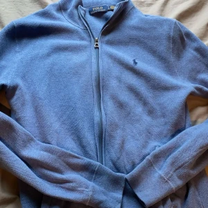 Ralph Lauren kofta - Mäktig Ralph Lauren kofta i fet blå färg. Perfekt nu till vintern och våren👌🏻🍾Köpte för nypris som ligger på 2500. Lägre pris vid snabb affär gubbs💪🏻