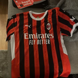 AC Milan fotbollströja från Puma - Använd endast 1 gång och säljes pga att den inte sitter tajt på mig(OBS ingen spelare på ryggen!)
