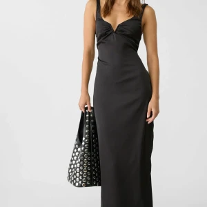 Stradivarius klänning - Oanvänd klänning, glömde att returnera. Prislappen sitter kvar. Ordpris 400