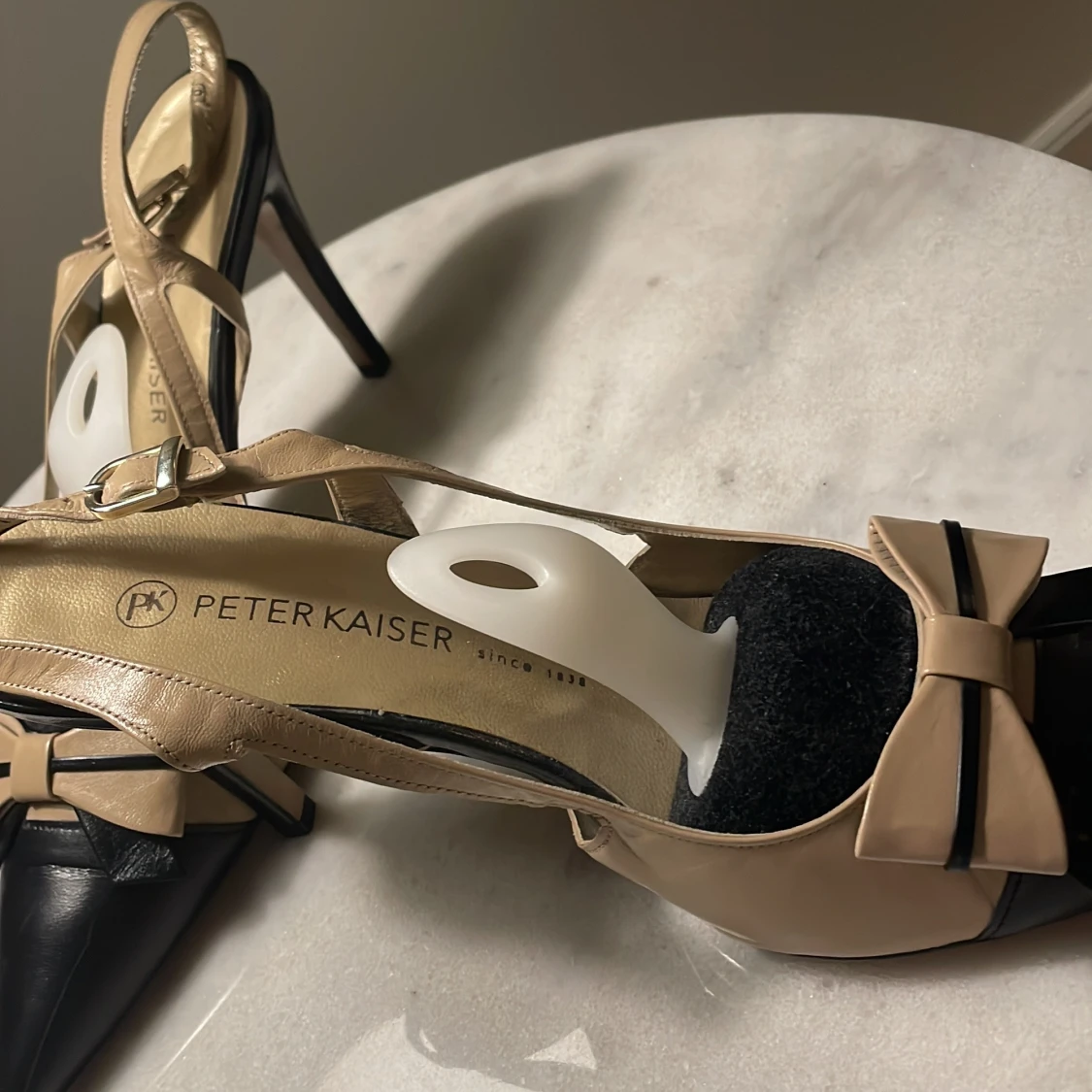 Beige och svarta klackskor från Peter Kaiser - 4