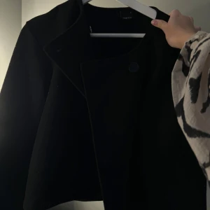 Svart vår kappa  - Säljer min svarta kappa från Gina då den inte kommer till användning❣️