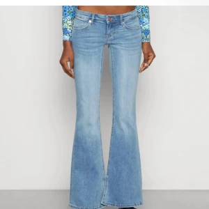 Lågmidjade jeans - I strl 27/32, nyskick, använd en gång💖 märket only, slutsåld i denna storlek