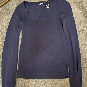 Blå tröja  - Blå långärmad med utsvängda armar 