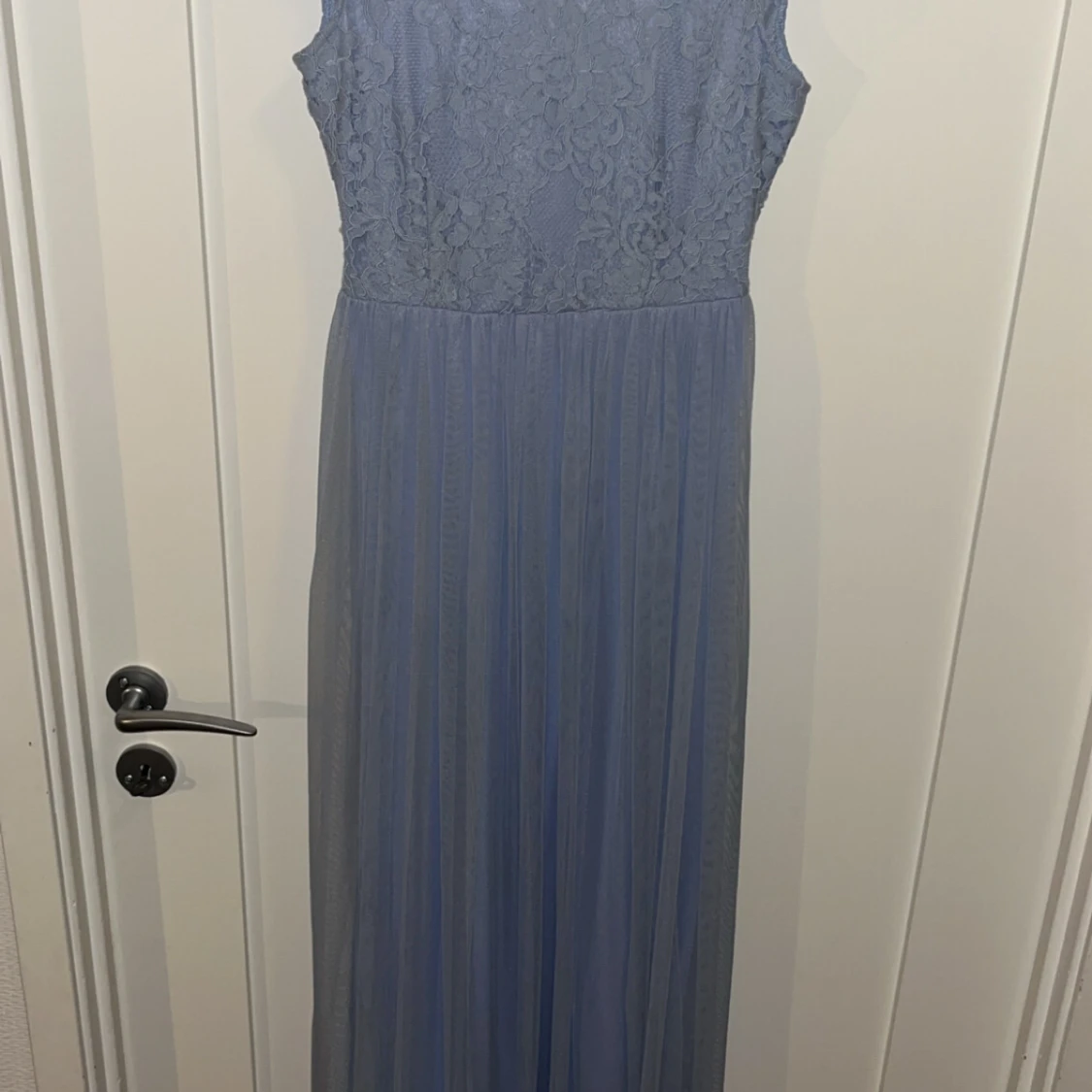 Ljusblå balklänning med spetsdetaljer - 1