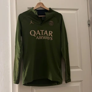 PSG tröja  - Grön långärmad PSG fotbollströja från Jordan i storlek S. Har bara används en gång och säljs nu eftersom den inte kommer till användning.