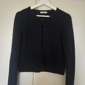 Svart kofta från Gina Tricot - Snygg svart kofta från Gina Tricot med knappar framtill. Enkel och stilren design som passar till det mesta. Priset kan diskuteras🥰