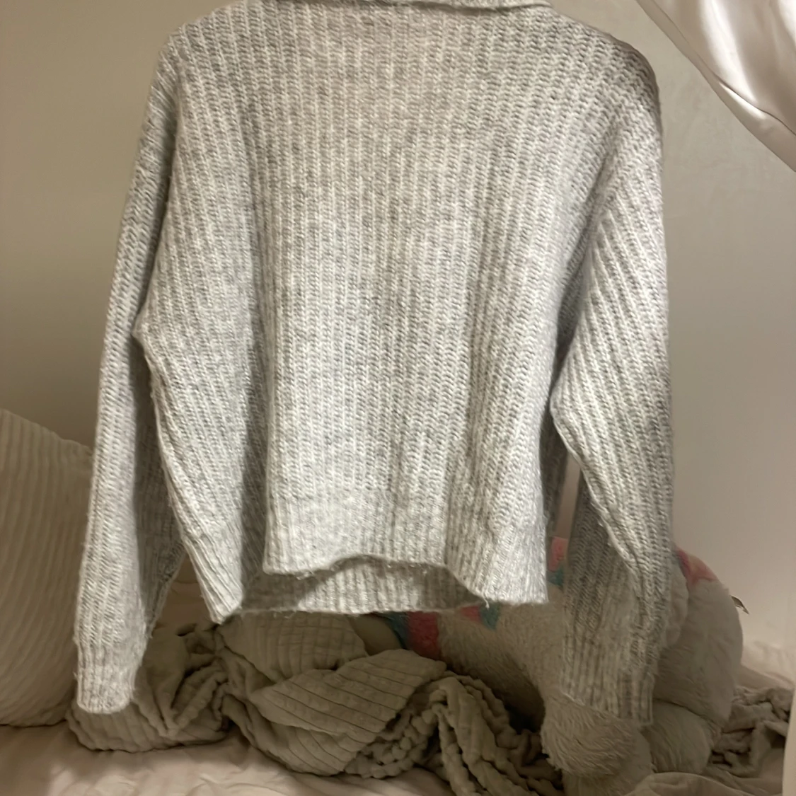 En grå tröja från Ginatricot  - 1